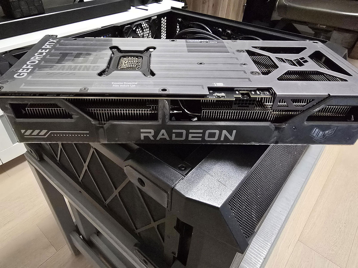 华硕 TUF GeForce RTX 5070Ti 显卡,显卡侧面印有 RADEON 字样