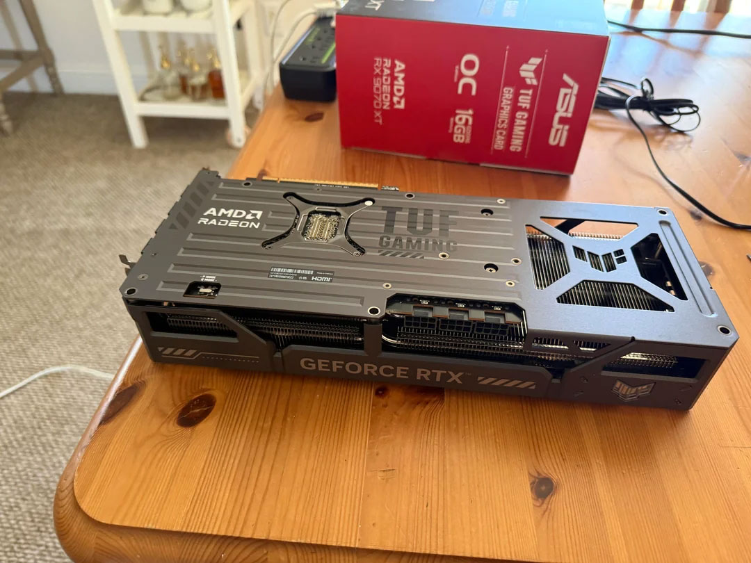 华硕TUF 9070显卡,外壳同时印有 AMD RADEON 和 GEFORCE RTX