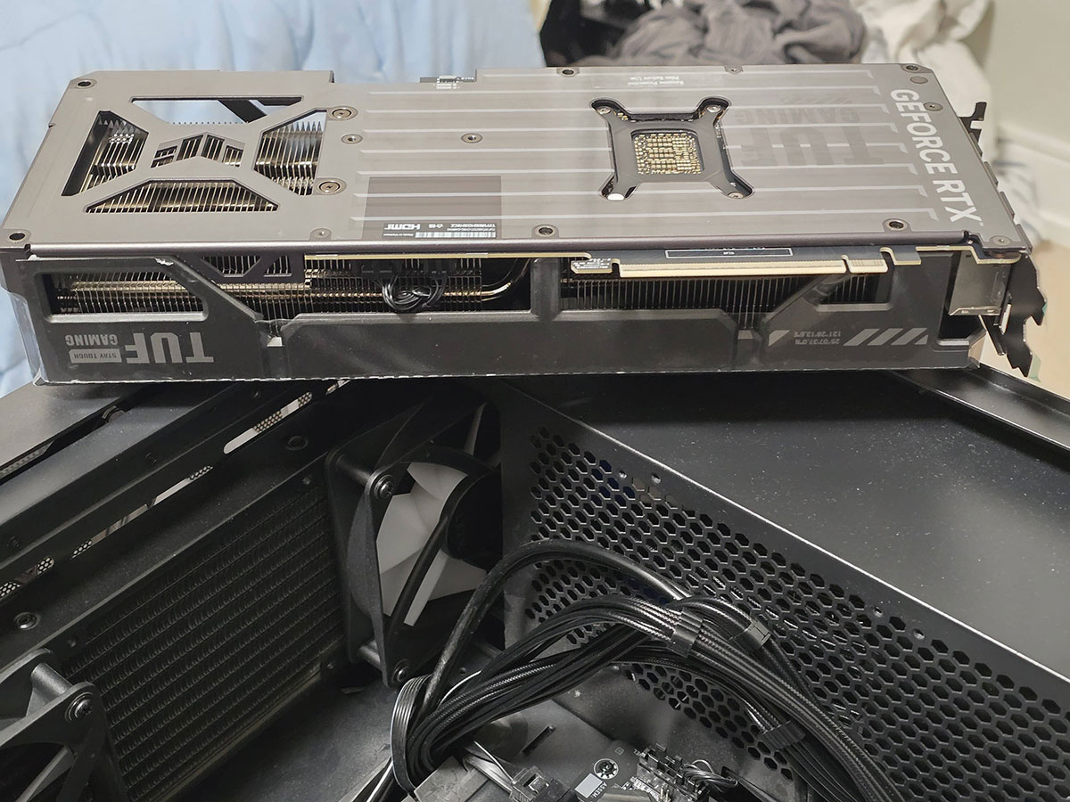 华硕 TUF GeForce RTX 5070Ti 显卡,显卡侧面印有 RADEON 字样