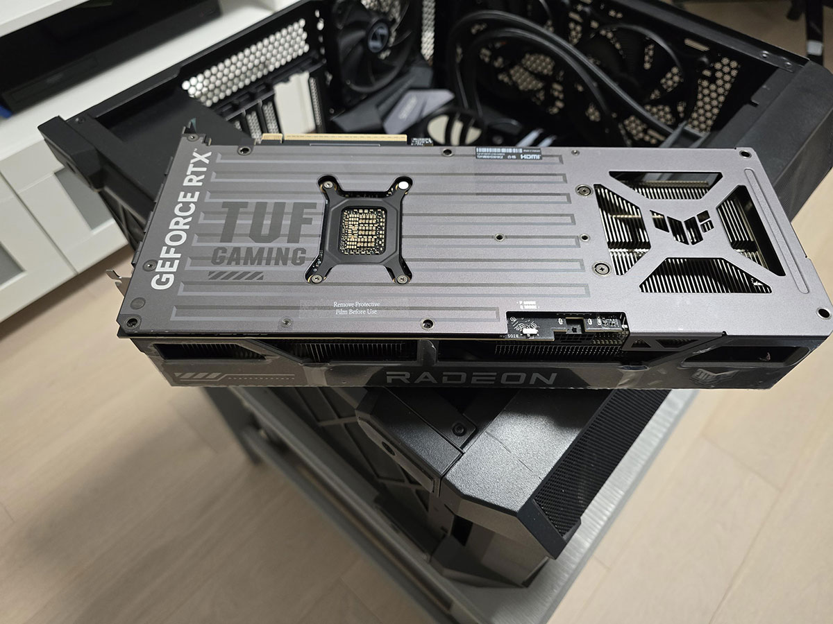 华硕 TUF GeForce RTX 5070Ti 显卡,显卡侧面印有 RADEON 字样