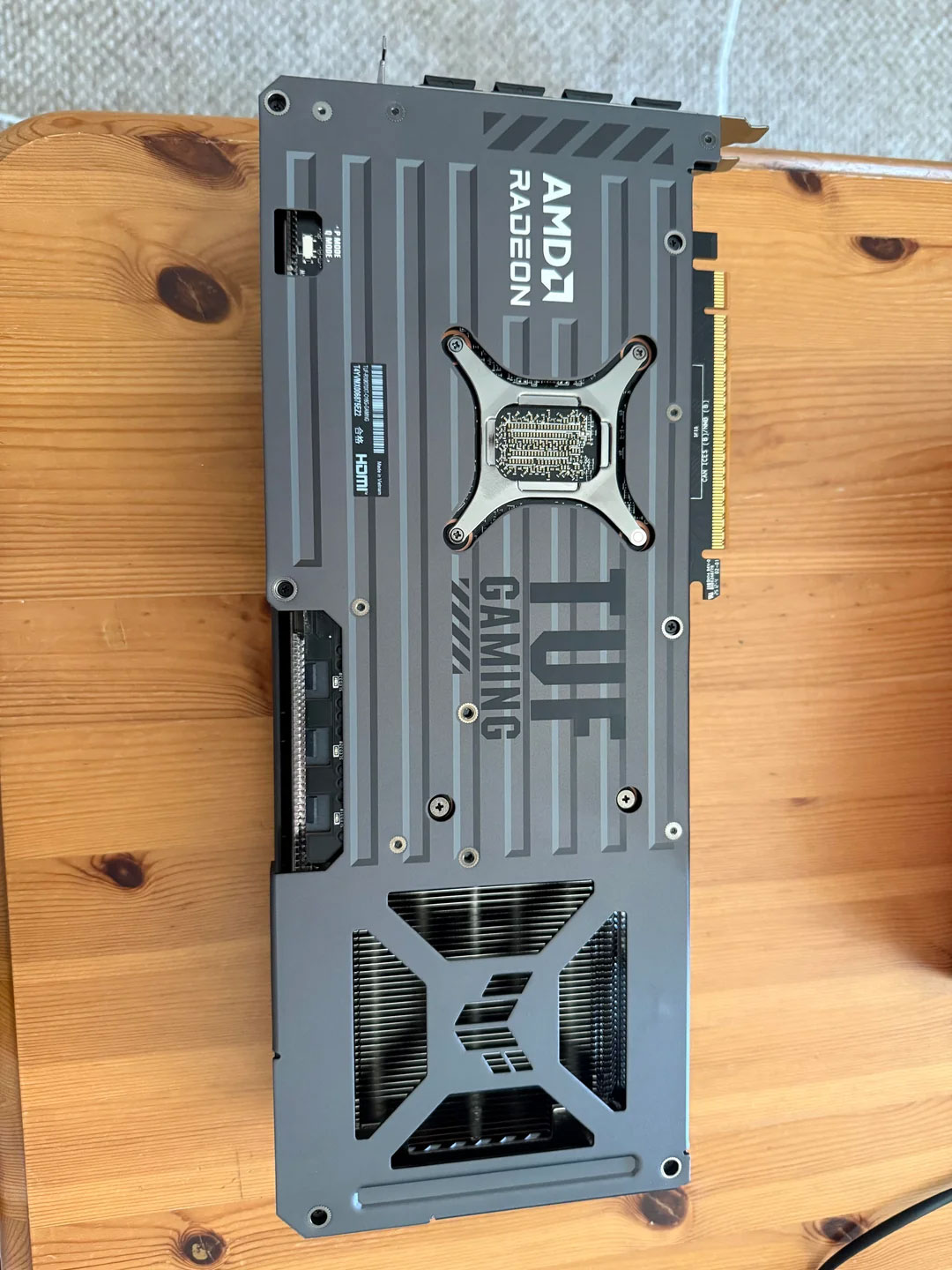 华硕TUF 9070显卡,外壳同时印有 AMD RADEON 和 GEFORCE RTX