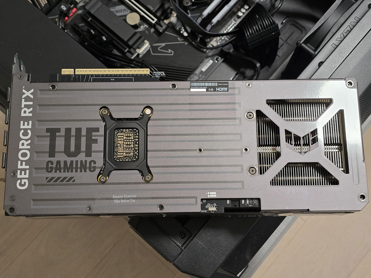 华硕 TUF GeForce RTX 5070Ti 显卡,显卡侧面印有 RADEON 字样